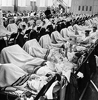 El virus H2N2 causó una pandemia en 1957. En la imagen, afectados por aquella epidemia en Dinamarca (AP Photo)